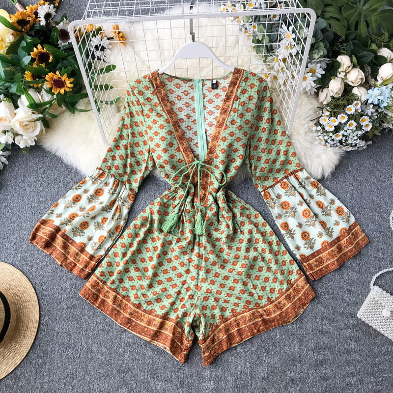 Salopetă de damă cu decolteu spitz și mâneci lotus