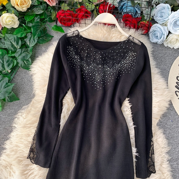 Rochie elegantă de damă în negru, cu dantelă și pietre