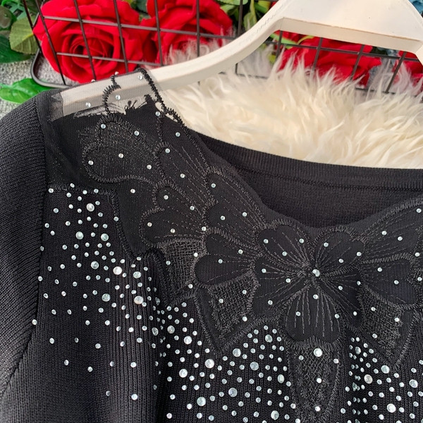 Rochie elegantă de damă în negru, cu dantelă și pietre