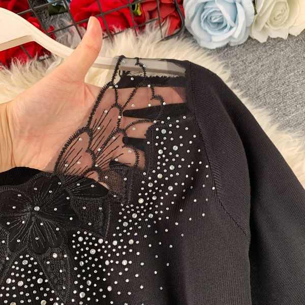 Rochie elegantă de damă în negru, cu dantelă și pietre