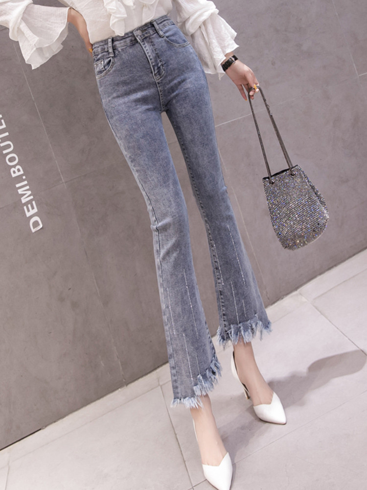 Μοντέρνα γυναικεία τζιν σε μπλε χρώμα