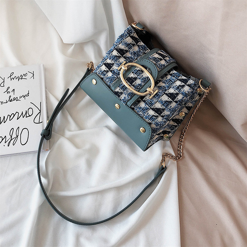 Geanta de dama moderna cu element metalic in patru culori