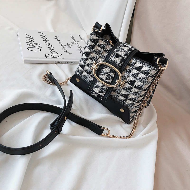 Geanta de dama moderna cu element metalic in patru culori