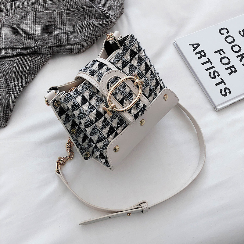 Geanta de dama moderna cu element metalic in patru culori