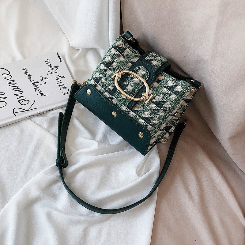 Geanta de dama moderna cu element metalic in patru culori