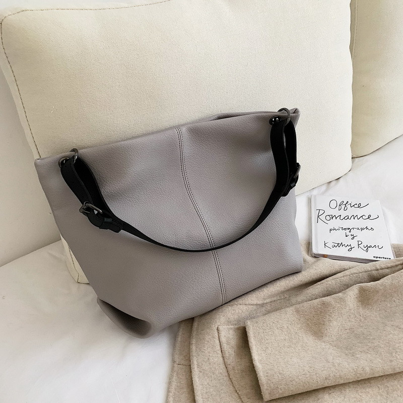 Geanta de dama din piele ecologica cu manere reglabile in trei culori