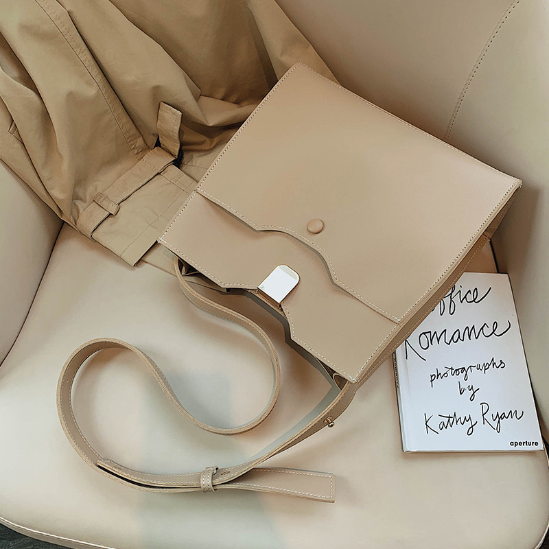 Stílusos női táska fém rögzítéssel, három színben