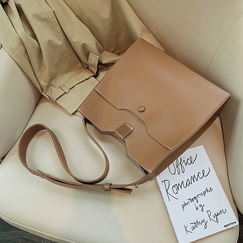 Stílusos női táska fém rögzítéssel, három színben