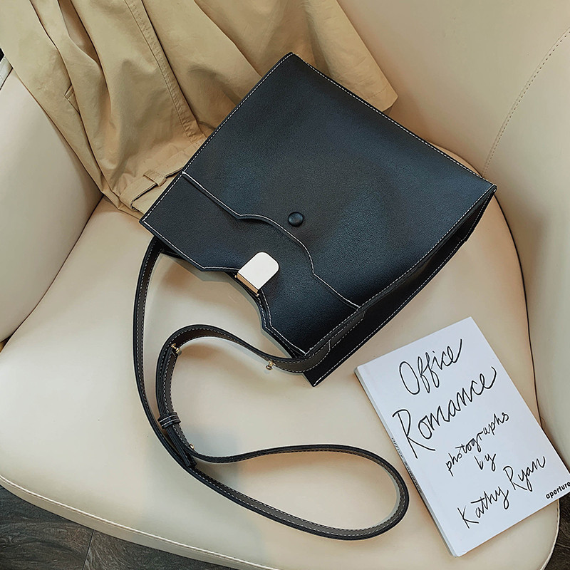 Stílusos női táska fém rögzítéssel, három színben