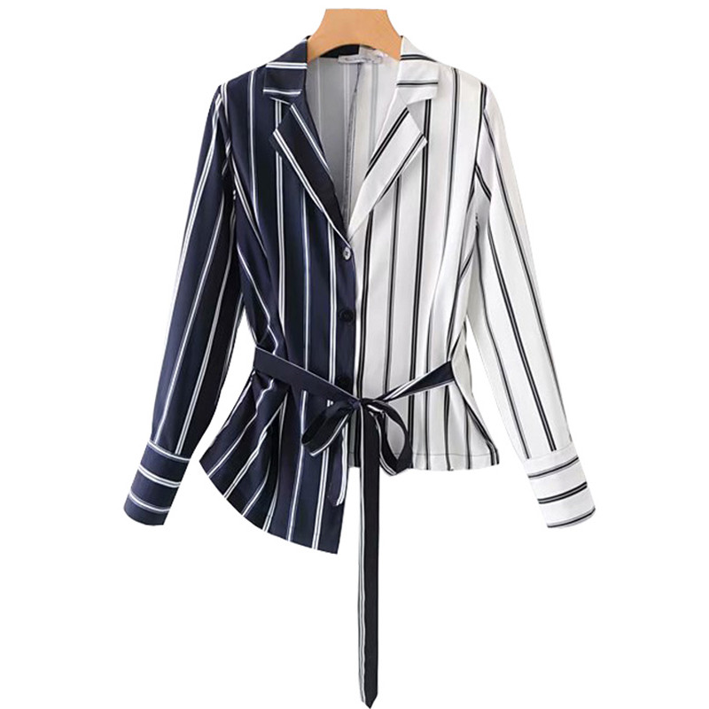Дамско раирано сако с шпиц деколте в черно-бял цвят 