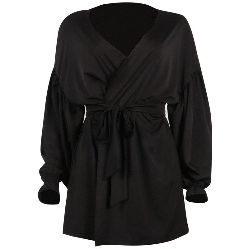 Rochie modernă de damă cu mâneci largi și decolteu adânc în negru