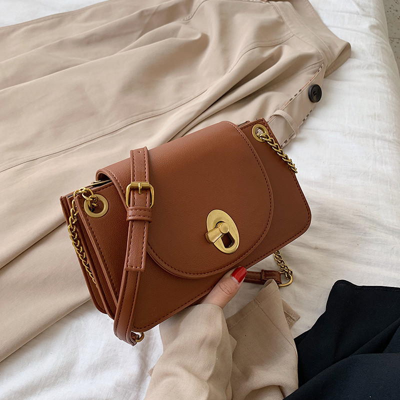 Γυναικεία τσάντα με μεταλλική στερέωση σε τέσσερα χρώματα