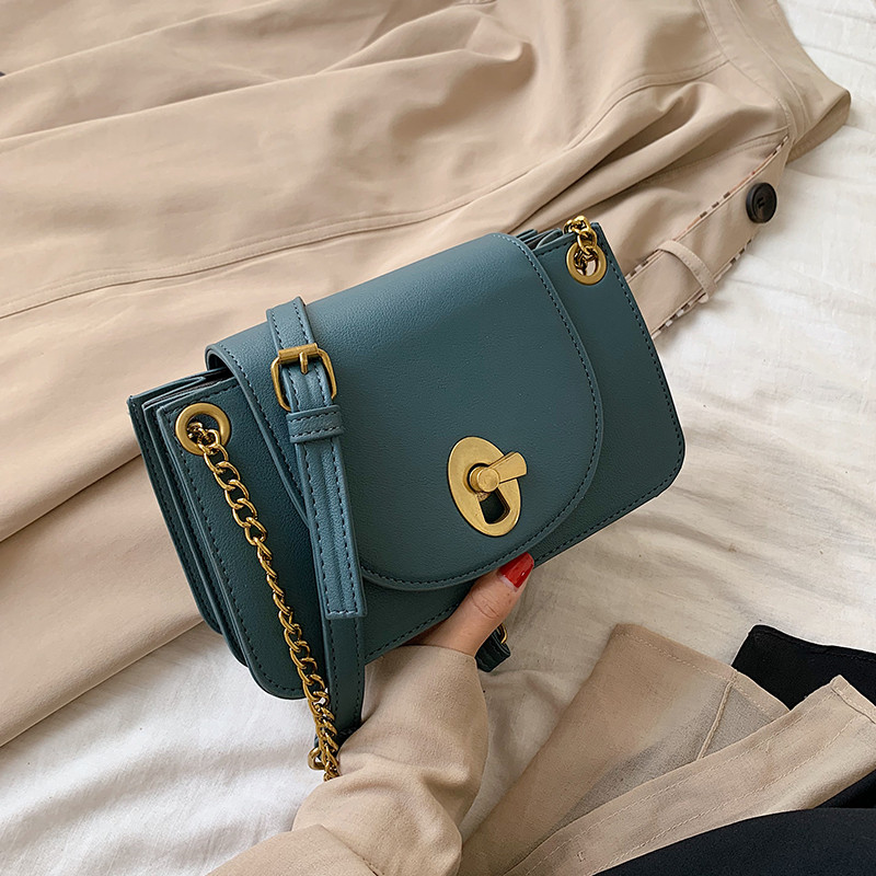 Γυναικεία τσάντα με μεταλλική στερέωση σε τέσσερα χρώματα