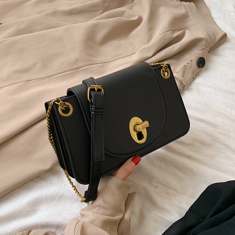 Γυναικεία τσάντα με μεταλλική στερέωση σε τέσσερα χρώματα