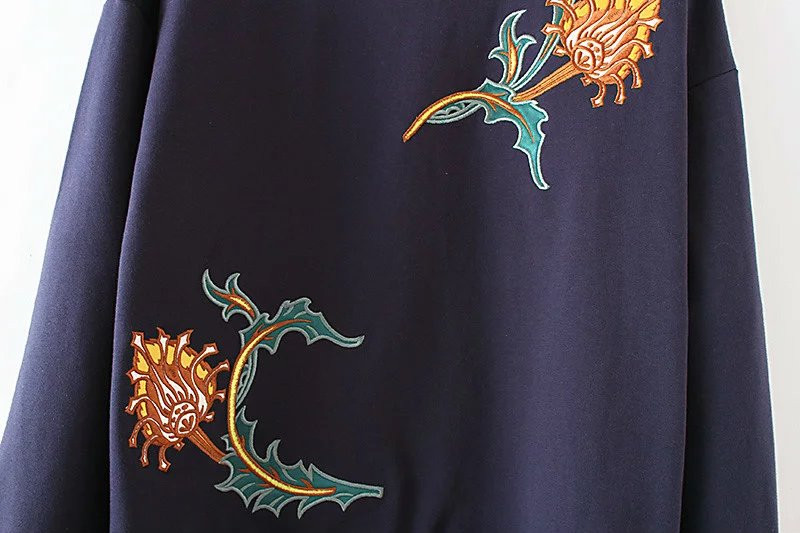 Bluză de damă modernă cu broderie colorată în verde și albastru