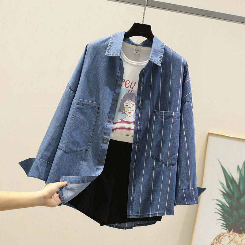 Cămașă de damă actuală în dungi cu buzunare în albastru