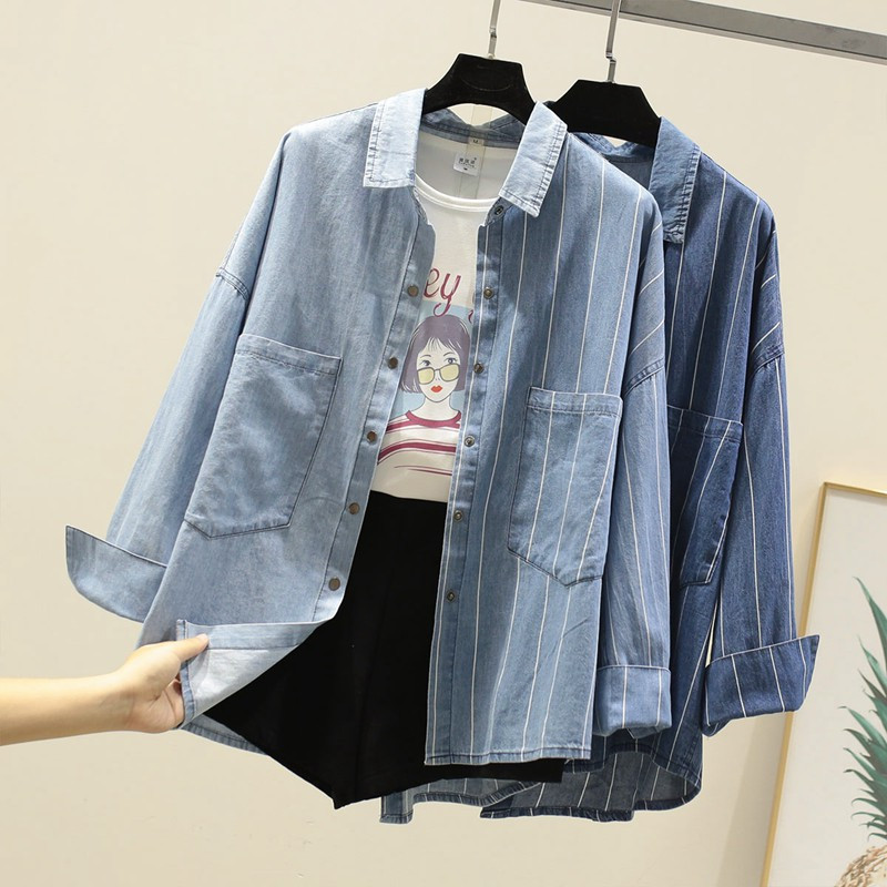 Cămașă de damă actuală în dungi cu buzunare în albastru