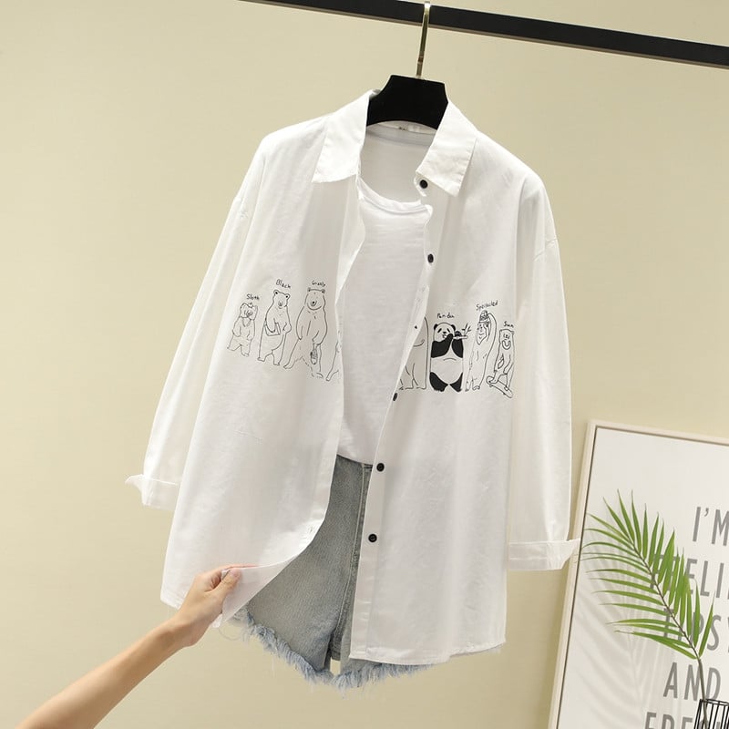 Cămașă de damă actuală cu aplicație în albastru și alb