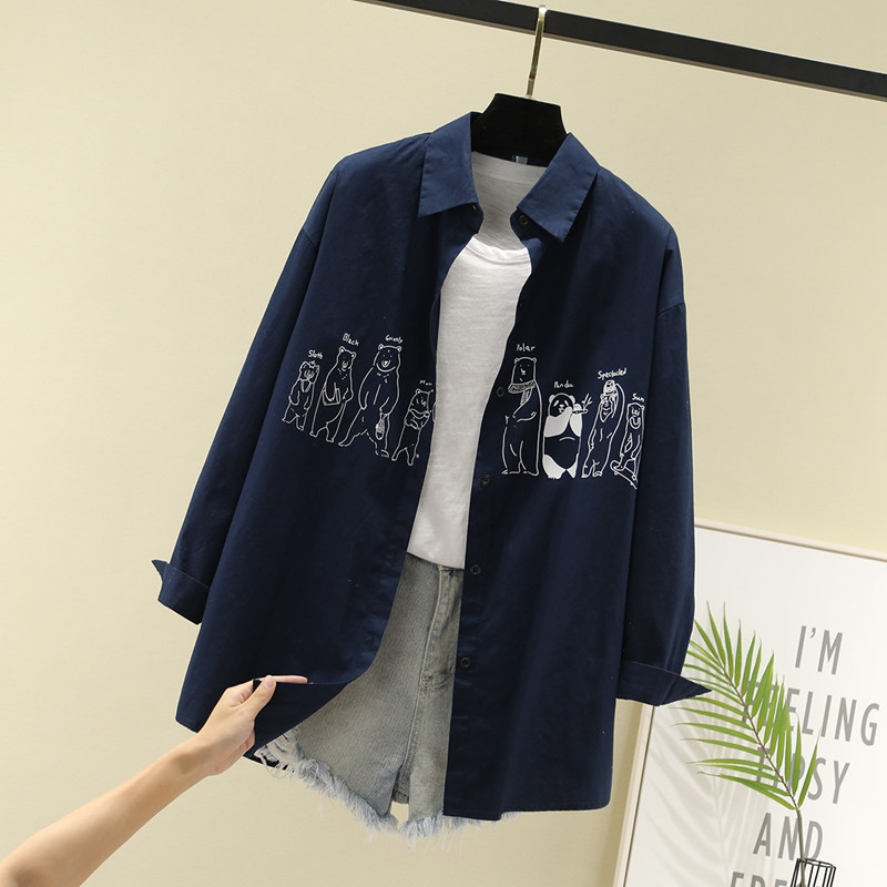 Cămașă de damă actuală cu aplicație în albastru și alb