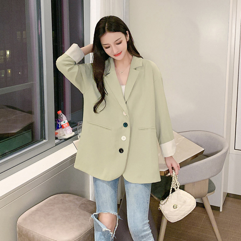 Μοντέρνο γυναικείο μπουφάν - ένα ευρύ μοντέλο σε δύο χρώματα