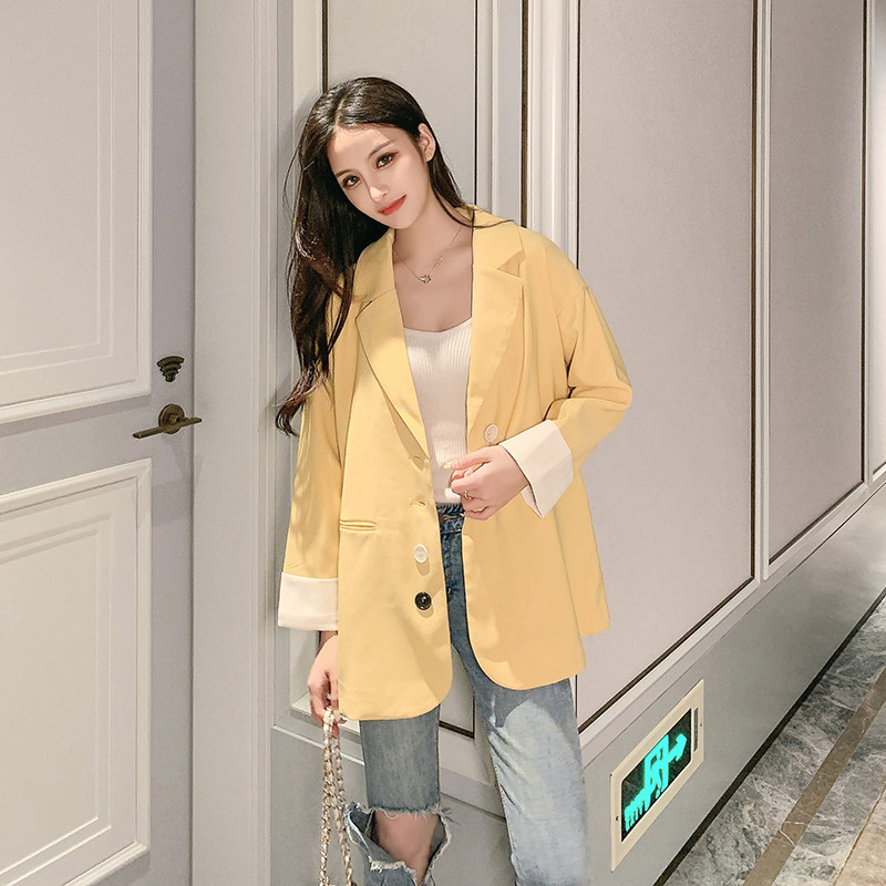 Μοντέρνο γυναικείο μπουφάν - ένα ευρύ μοντέλο σε δύο χρώματα