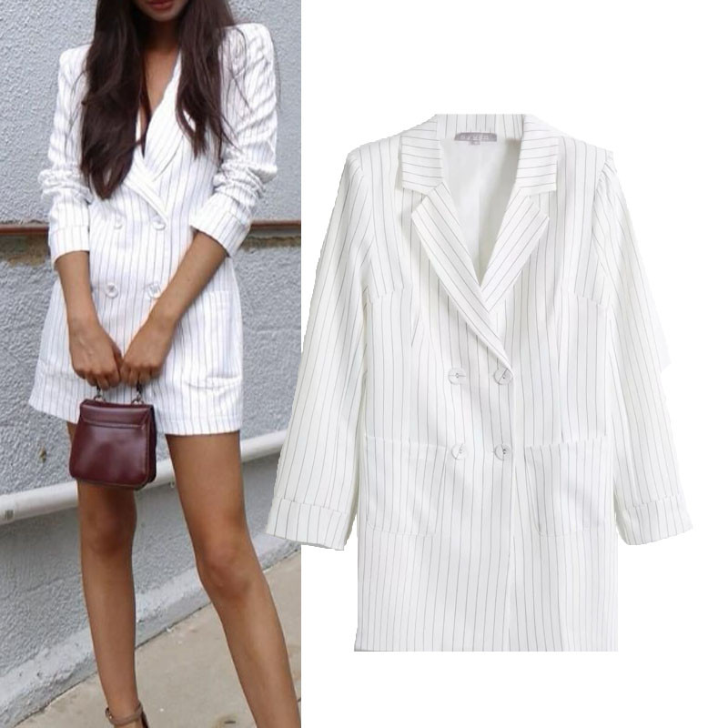 Дамско стилно раирано сако с шпиц деколте в бял цвят 