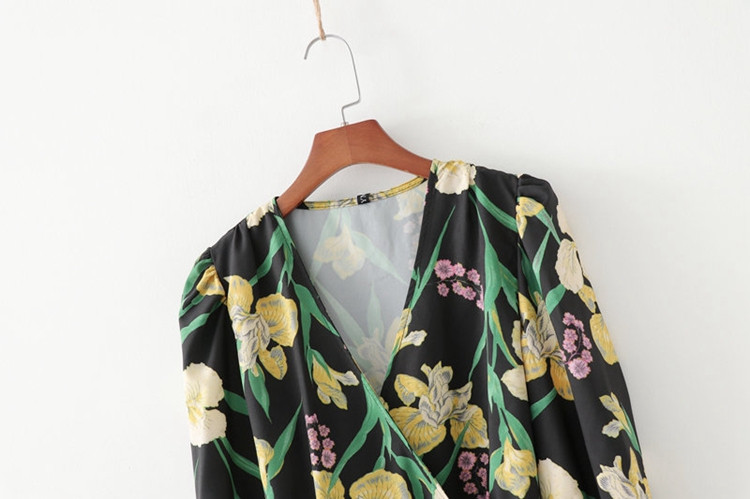 Női ruha mély spitz nyakkivágással, derekán megkötős virágmintával