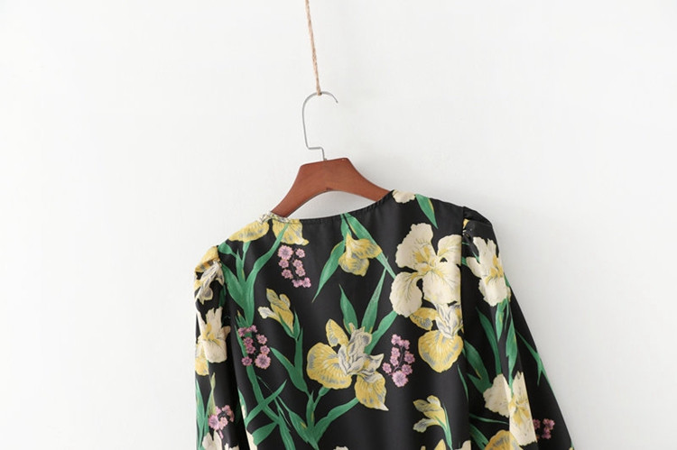 Női ruha mély spitz nyakkivágással, derekán megkötős virágmintával