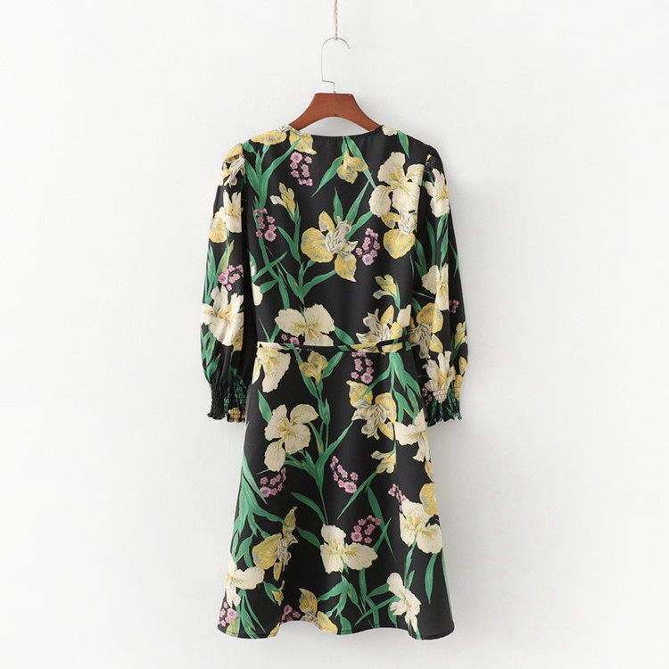 Női ruha mély spitz nyakkivágással, derekán megkötős virágmintával