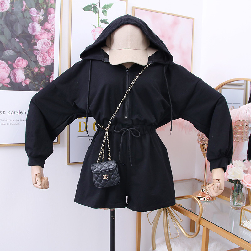 Model nou de salopete de dama in gri, roz si negru cu gluga