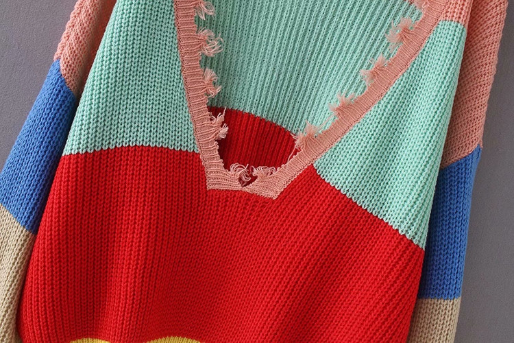 Pulover de damă cu dungi cu decolteu profund în formă de spitz