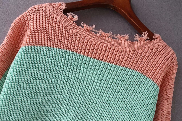 Pulover de damă cu dungi cu decolteu profund în formă de spitz