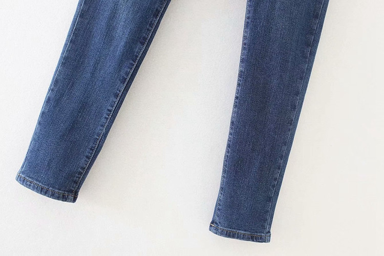 Τζιν γυναικεία σε σκούρο μπλε  λεπτό μοντέλο