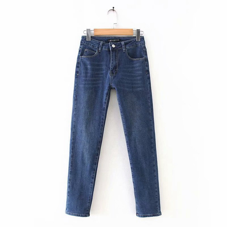 Τζιν γυναικεία σε σκούρο μπλε  λεπτό μοντέλο