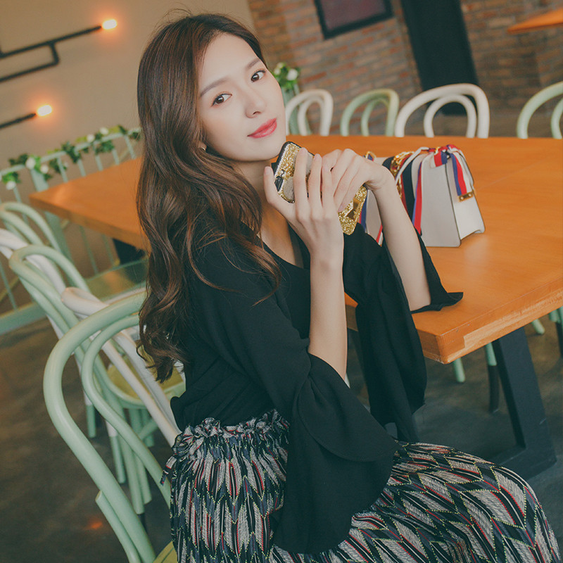 Elegáns női ing spitz nyakkivágással és lótusz ujjú fehér és fekete színben