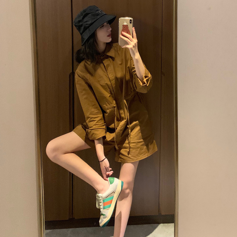 Salopetă scurtă de damă cu legături în talie în două culori