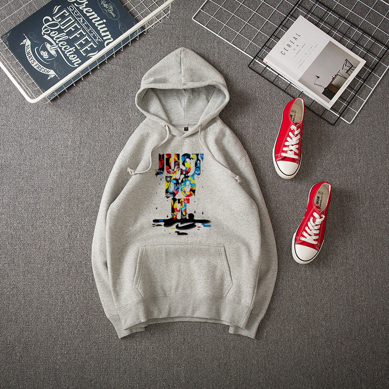 Hit γυναικείο φούτερ με πολύχρωμη επιγραφή και κουκούλα σε διάφορα χρώματα