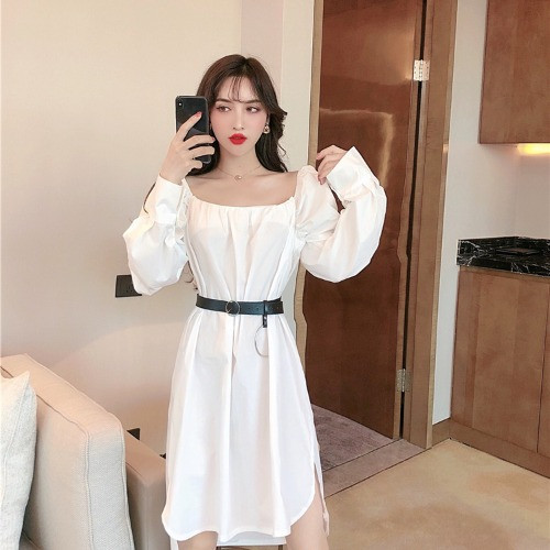 Rochie lungă de damă cu decolteu oval și mâneci lungi de culoare albă