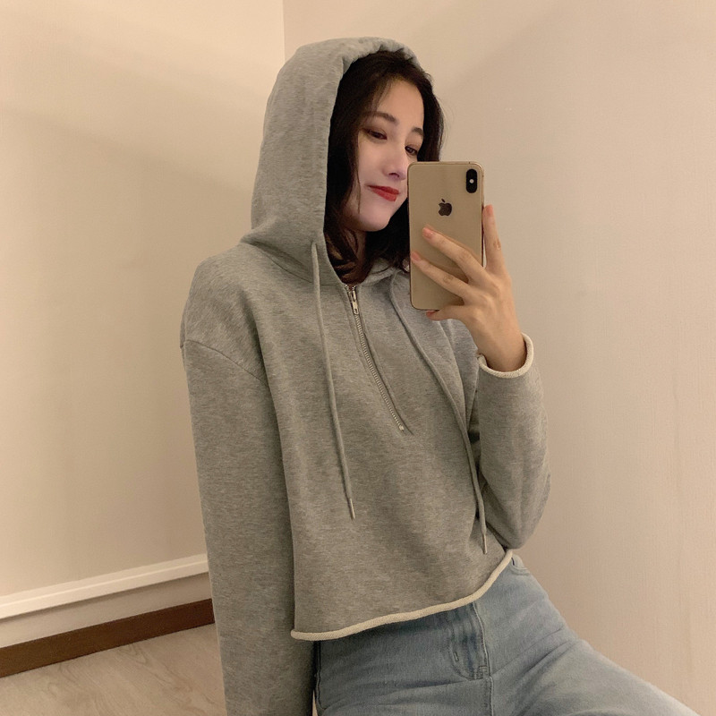 Hanorac scurt de dama cu gluga si cravate in trei culori