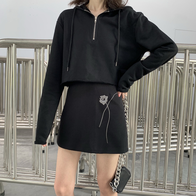 Hanorac scurt de dama cu gluga si cravate in trei culori