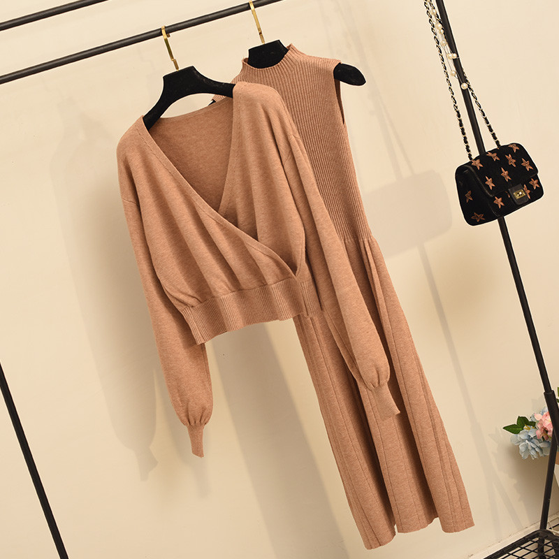 Naprakész női szett, amely egy pulóvert és egy hosszú ruhát tartalmaz különböző színekben