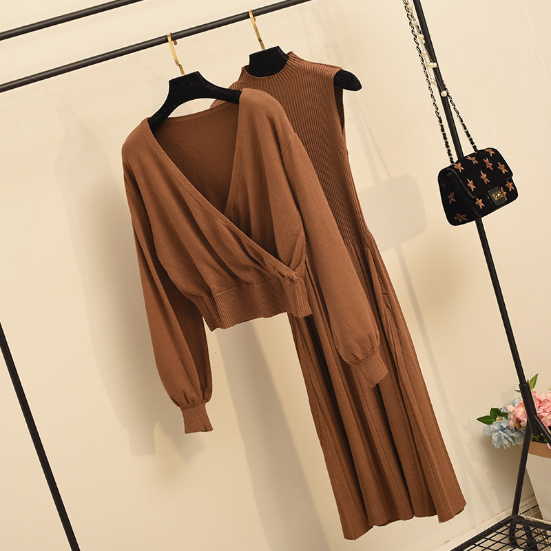 Naprakész női szett, amely egy pulóvert és egy hosszú ruhát tartalmaz különböző színekben