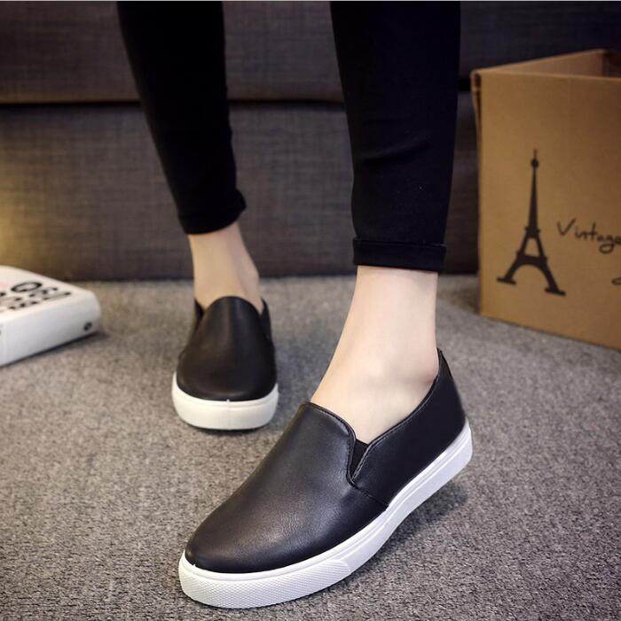 Μοντέρνα γυναικεία παπούτσια σε οικολογικό δέρμα σε λευκό και μαύρο χρώμα
