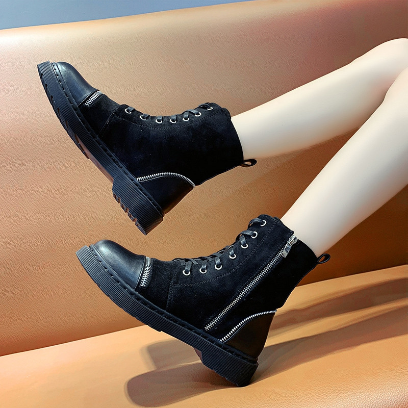 Μοντέρνα καθημερινές γυναικείες μπότες σε  μαύρο και μπεζ χρώμα από eco σουέντ 