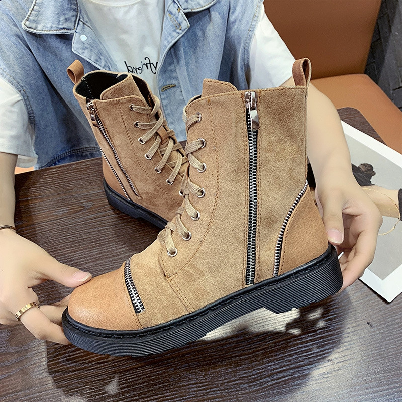 Μοντέρνα καθημερινές γυναικείες μπότες σε μαύρο και μπεζ χρώμα από eco σουέντ