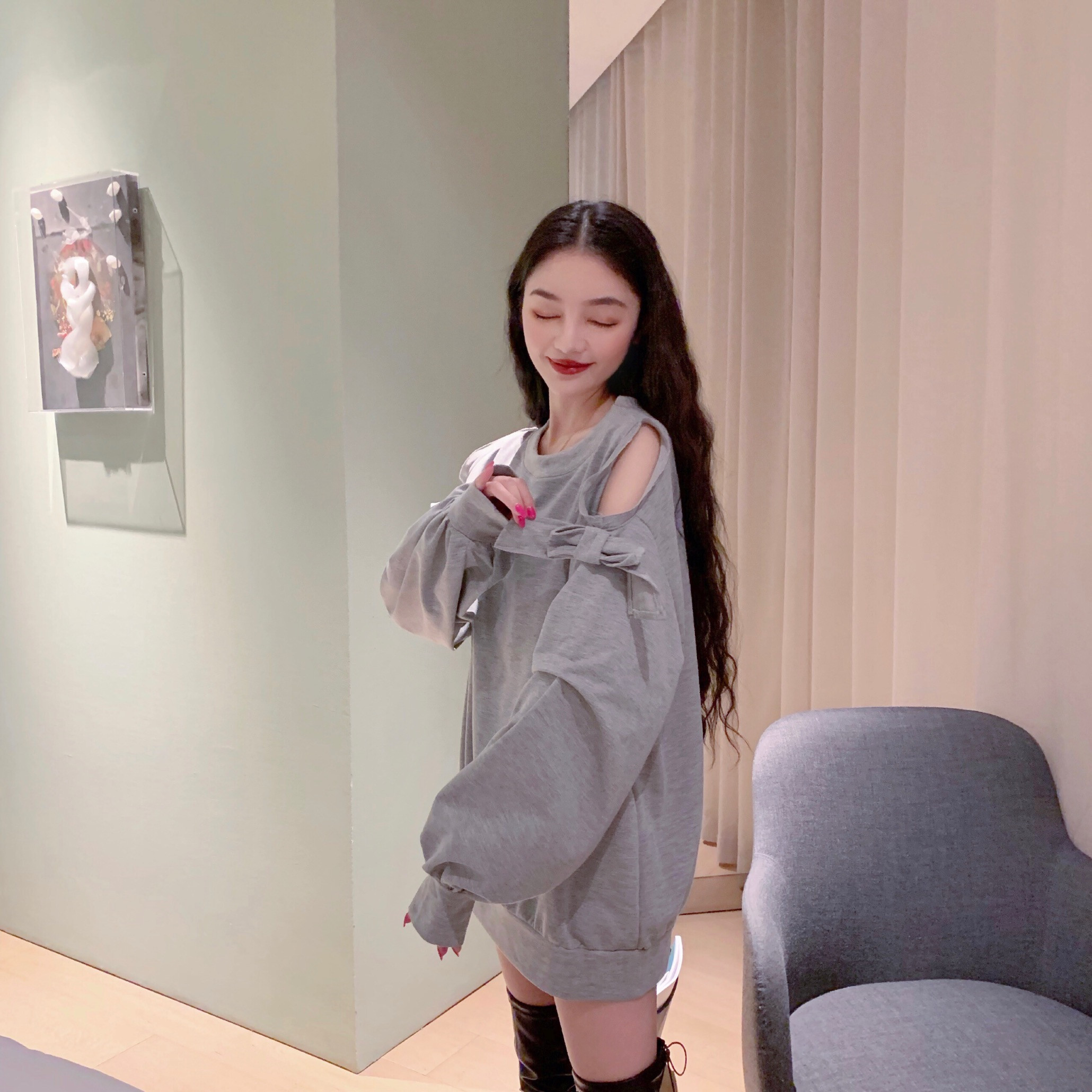 Дълга широка блуза с голи рамене с дълги ръкави в бял цвят