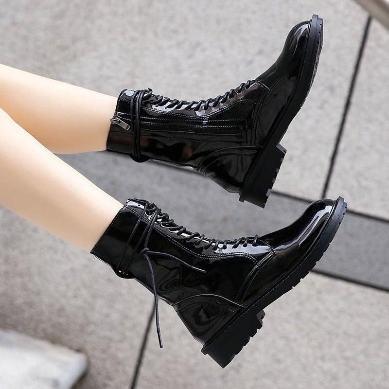 Κομψές γυναικείες μπότες σε οικολογικό δέρμα με κορδόνια και φερμουάρ σε μαύρο χρώμα
