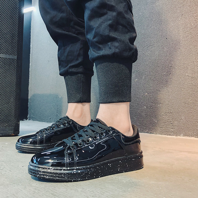 Tenisi moderni pentru bărbați în negru, albastru și gri