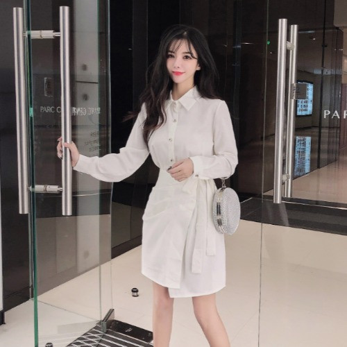 Rochie de damă cu legături în talie în alb, galben și negru