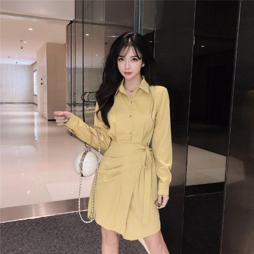 Rochie de damă cu legături în talie în alb, galben și negru